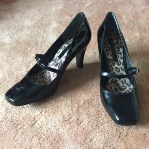 NIB, Bandolino Mary Janes, black patent leather!